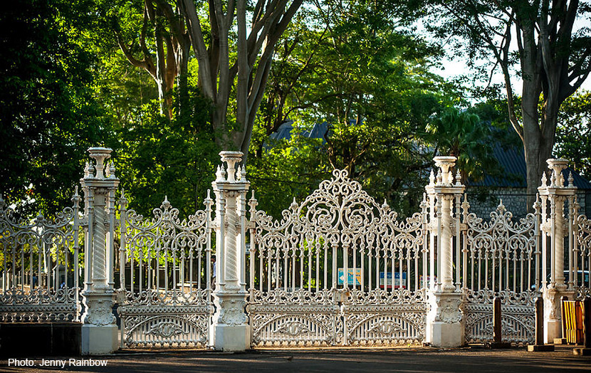 Ботанический сад Памплемус исторические кованые ворота