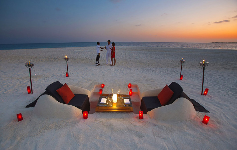 Ужин для пары на берегу океана Мальдивы