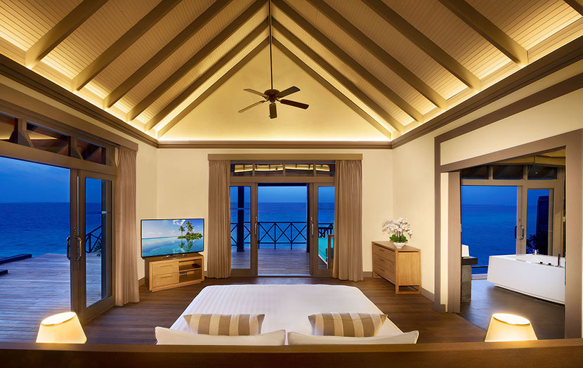 Отель JA Manafaru. Grand Water Two bedroom Suite with Private infinity Pool. Интерьер спальни.