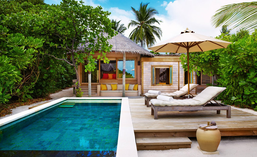 Отель Six Senses Laamu. Beach Family Villa with Pool. Внешний вид виллы и бассейн.
