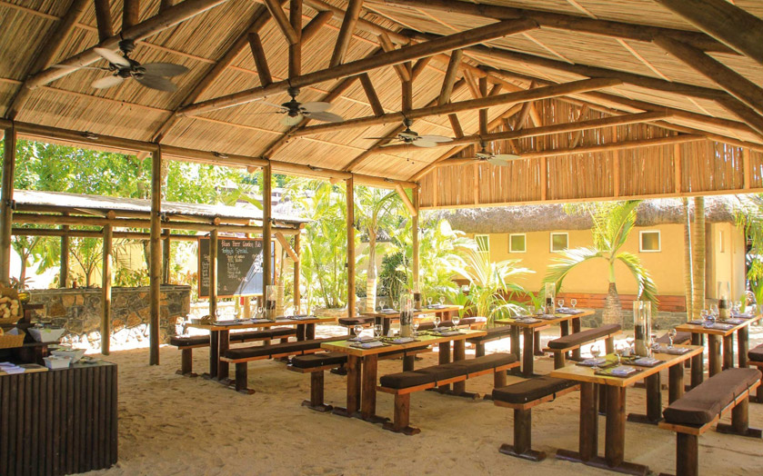 Отель Maritim Resort & Spa Mauritius. Ресторан Les Filaos Beach BBQ Beer Garden.
