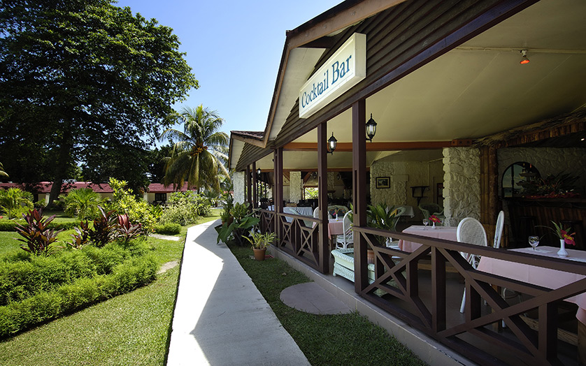 Бар отеля Berjaya Praslin Resort. 