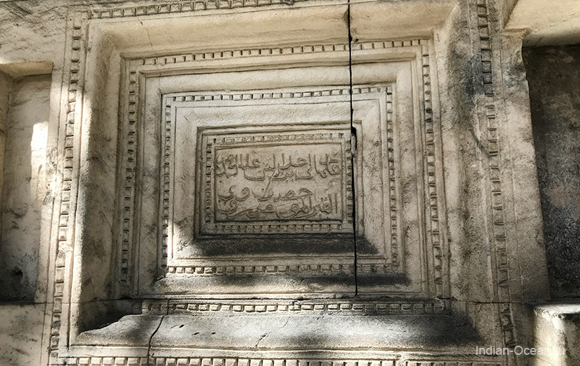 Орнамент на стенах гробницы султана Искандера в мечети Мале