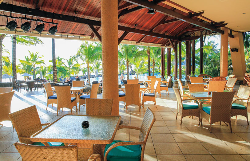 Отель Beachcomber Le Victoria - бар Le Corail Bleu Bar