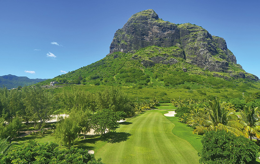 Вид на гору с гольф-поля отеля Paradis Ле Морн Маврикий