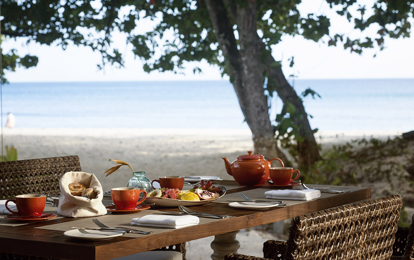 Фото отеля The H Resort Beau Vallon Beach - завтрак на пляже.