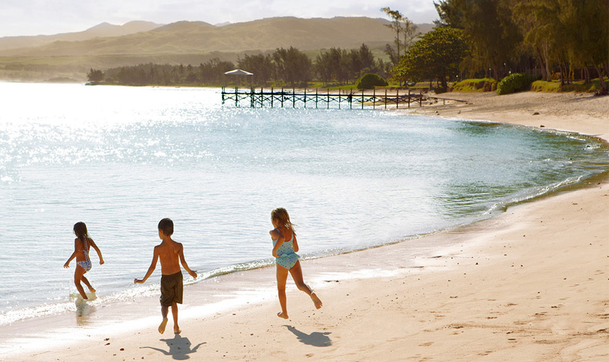 Отель Shanti Maurice a Nira Resort - дети на пляже.