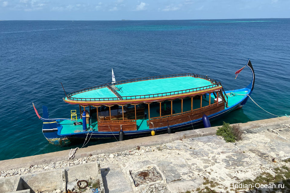 До острова можно добраться на традиционной лодке дони