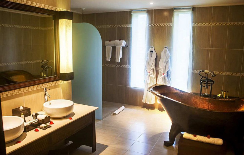 Фото отеля DoubleTree by Hilton Seychelles Allamanda Resort & Spa - номер Deluxe Ocean View, ванная комната