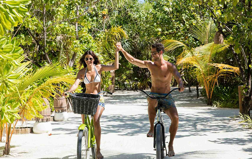 Прогулка на велосипедах по острову Мальдивы