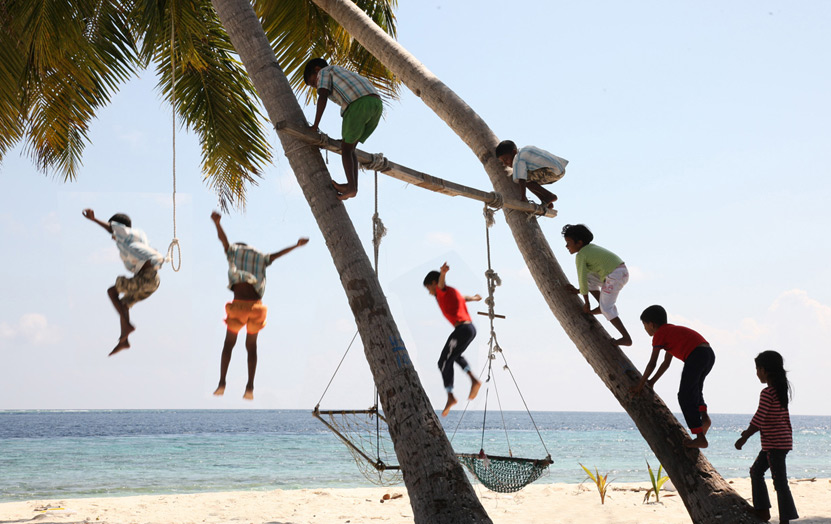 Дети на локальном острове Мальдивы