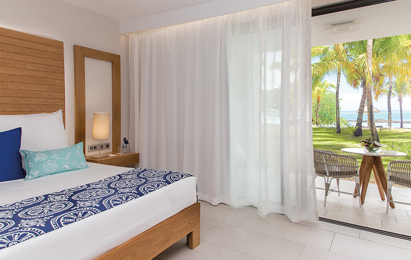 Отель Beachcomber Paradis Hotel & Golf Club. Номер категории Ocean Beachfront Room.